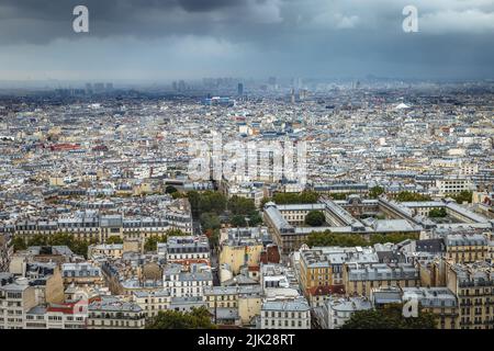 Über Paris vom Sacre Couer Turm in Montmartre mit dramatischem Himmel, Frankreich Stockfoto