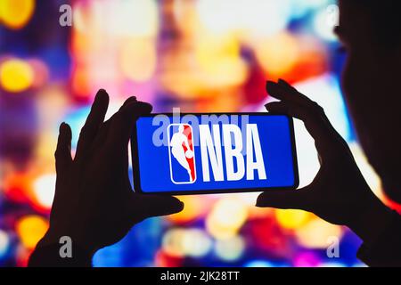 In dieser Abbildung wird das Logo der National Basketball Association (NBA) auf einem Smartphone-Bildschirm angezeigt. Stockfoto