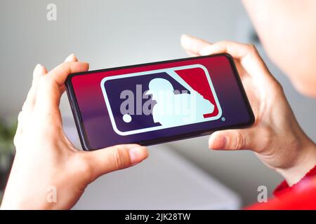 In dieser Abbildung wird das MLB-Logo (Major League Baseballspiel) auf einem Smartphone-Bildschirm angezeigt. Stockfoto