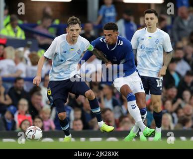 Goodison Park, Liverpool, Großbritannien. 29.. Juli 2022. Fußballfreundlich vor der Saison, Everton FC gegen Dynamo Kiev; Denys Garmash von Dynamo Kiew hält Ben Godfrey von Everton zurück Credit: Action Plus Sports/Alamy Live News Stockfoto