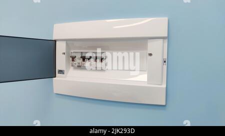 Der Leistungsschalter auf der Schalttafel wurde aufgrund eines Überstroms eingeschaltet Stockfoto