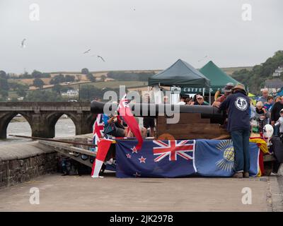 BIDEFORD, DEVON, ENGLAND - 24 2022. JULI: Feuern des Kanons, um das jährliche Water Festival und Cardboard Boat Race auf dem River Torridge zu starten Stockfoto