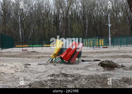 Schockwelle nach Explosion, Trümmer nach Artillerieangriff, Krieg in der Ukraine Stockfoto