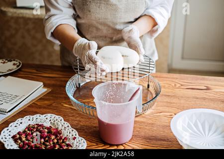 Konditor kleines Unternehmen, arabischen Konditor Koch machen Herz Form Spiegel Glaze Mousse Kuchen Stockfoto