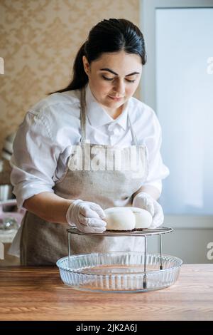 Konditor kleines Unternehmen, arabischen Konditor Koch machen Herz Form Spiegel Glaze Mousse Kuchen Stockfoto