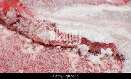 Textur von gefrorenem, frischem rohem Fleisch, Nahaufnahme, Makro Stockfoto