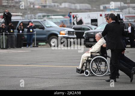 Iqaluit, Kanada. 29.. Juli 2022. Papst Franziskus wird in seinen Rollstuhl geschoben. Am Nachmittag (Ortszeit) findet noch ein Treffen mit den Inuit im hohen Norden Kanadas statt, wenige hundert Kilometer vom Polarkreis entfernt. Der Papst war nach Kanada gereist, um sich für jahrzehntelangen Missbrauch und Gewalt gegen indigene Kinder in kirchlichen Internaten zu entschuldigen. Quelle: Johannes Neudecker/dpa/Alamy Live News Stockfoto