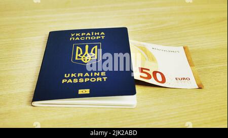 Ukrainische internationale biometrische Pass und Tasche für Reisen close up.Translation aus der ukrainischen Ukraine, Pass Stockfoto