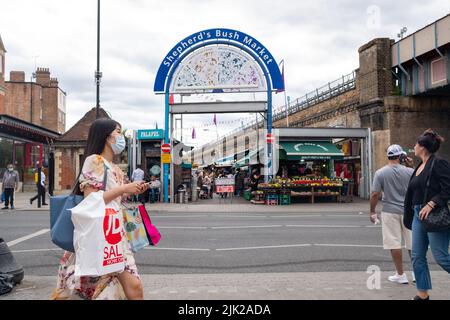 London, Juli 2022: Shepherds Bush Market in West London. Ein alter Markt an der Hammersmith & City U-Bahn Linie. Stockfoto