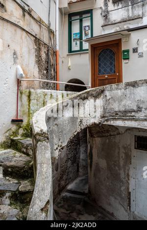 Traditionelle italienische Häuser in der Stadt Atrani an der Amalfiküste Stockfoto