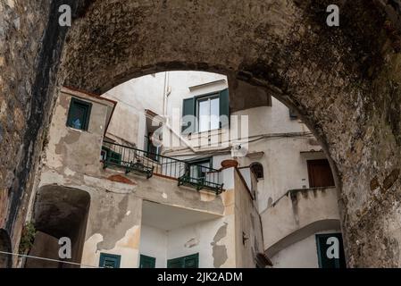 Traditionelle italienische Häuser in der Stadt Atrani an der Amalfiküste Stockfoto