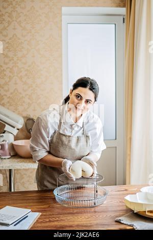 Konditor kleines Unternehmen, arabischen Konditor Koch machen Herz Form Spiegel Glaze Mousse Kuchen Stockfoto