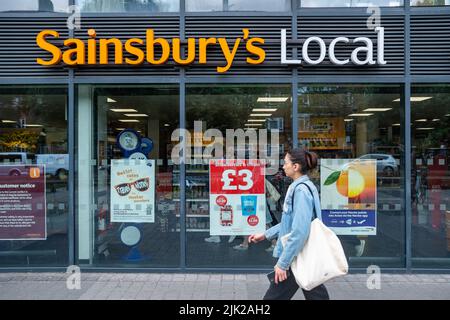 London - Juli 2022: Sainsbury's Local Filiale im Westen Londons - große britische Supermarktmarke Stockfoto