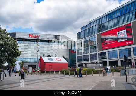 London, Juli 2022: Westfield Shopping Centre in Shepherds Bush. Großes Einkaufszentrum mit vielen High Street- und Luxusketten. Stockfoto