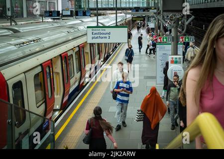 London, Juli 2022: Bahnsteig Earls Court Station, eine U-Bahnstation der District und Piccadilly Line im Südwesten Londons Stockfoto