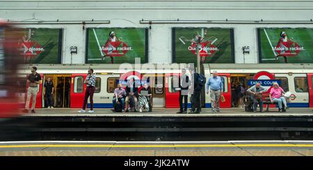 London, Juli 2022: Bahnsteig Earls Court Station, eine U-Bahnstation der District und Piccadilly Line im Südwesten Londons Stockfoto