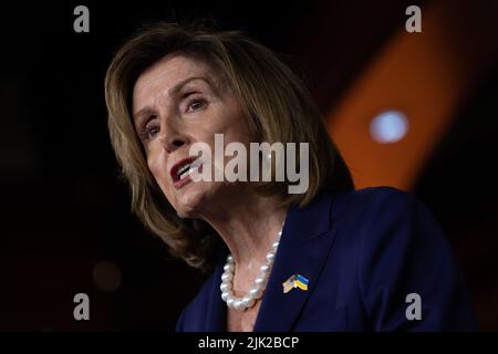 Washington DC, USA. 29.. Juli 2022. Die Sprecherin des Repräsentantenhauses der Vereinigten Staaten, Nancy Pelosi (Demokratin von Kalifornien), hält am Freitag, den 29. Juli 2022, eine Pressekonferenz auf dem Capitol Hill in Washington, DC, ab. Quelle: Chris Kleponis/CNP /MediaPunch Quelle: MediaPunch Inc/Alamy Live News Stockfoto