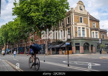 London - Juli 2022: Chiswick High Road Summer Scene, eine lange Straße mit attraktiven Geschäften in der High Street in einem aufstrebenden Viertel von West London Stockfoto