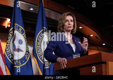 Washington DC, USA. 29.. Juli 2022. Die Sprecherin des Repräsentantenhauses der Vereinigten Staaten, Nancy Pelosi (Demokratin von Kalifornien), hält am Freitag, den 29. Juli 2022, eine Pressekonferenz auf dem Capitol Hill in Washington, DC, ab. Quelle: Chris Kleponis/CNP /MediaPunch Quelle: MediaPunch Inc/Alamy Live News Stockfoto