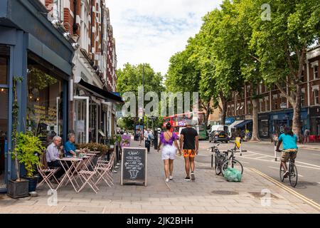 London - Juli 2022: Chiswick High Road Summer Scene, eine lange Straße mit attraktiven Geschäften in der High Street in einem aufstrebenden Viertel von West London Stockfoto