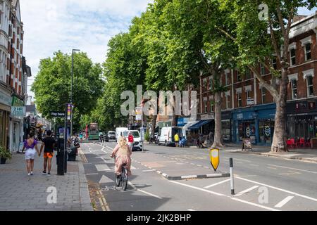 London - Juli 2022: Chiswick High Road Summer Scene, eine lange Straße mit attraktiven Geschäften in der High Street in einem aufstrebenden Viertel von West London Stockfoto