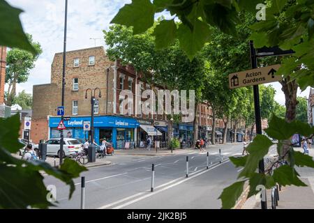 London - Juli 2022: Chiswick High Road Summer Scene, eine lange Straße mit attraktiven Geschäften in der High Street in einem aufstrebenden Viertel von West London Stockfoto