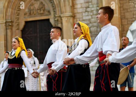 Sarajevo, Bosnien und Herzegowina. 29.. Juli 2022. Tänzer treten am 29. Juli 2022 in Sarajevo, Bosnien und Herzegowina, im Rahmen des Programms „for Living Tradition-BiH Folklore Show 2022“ auf. Quelle: Nedim Grabovica/Xinhua/Alamy Live News Stockfoto