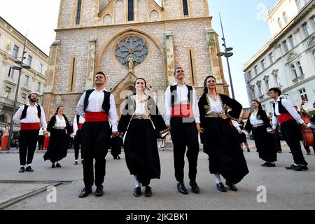 Sarajevo, Bosnien und Herzegowina. 29.. Juli 2022. Tänzer treten am 29. Juli 2022 in Sarajevo, Bosnien und Herzegowina, im Rahmen des Programms „for Living Tradition-BiH Folklore Show 2022“ auf. Quelle: Nedim Grabovica/Xinhua/Alamy Live News Stockfoto