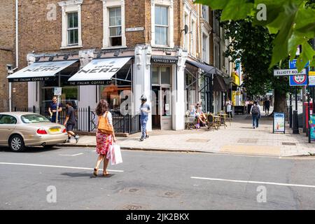 London - Juli 2022: Chiswick High Road Summer Scene, eine lange Straße mit attraktiven Geschäften in der High Street in einem aufstrebenden Viertel von West London Stockfoto