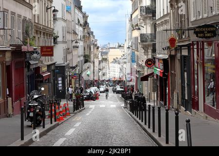 PARIS / FRANKREICH - 10. Juni 2019: Montmartre Street view of Rue des Martyrs in Paris, France Stockfoto