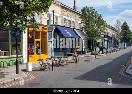 London - Juli 2022: Chiswick High Road Summer Scene, eine lange Straße mit attraktiven Geschäften in der High Street in einem aufstrebenden Viertel von West London Stockfoto