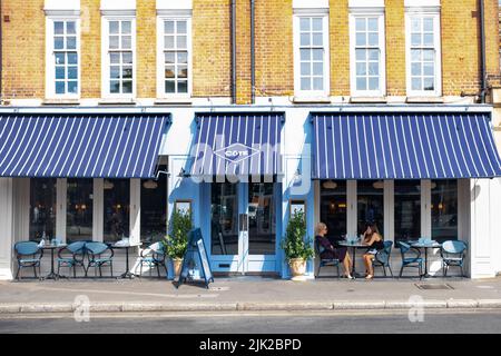 London - Juli 2022: Chiswick High Road Summer Scene, eine lange Straße mit attraktiven Geschäften in der High Street in einem aufstrebenden Viertel von West London Stockfoto