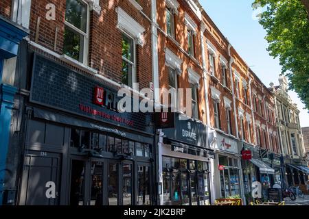 London - Juli 2022: Chiswick High Road Summer Scene, eine lange Straße mit attraktiven Geschäften in der High Street in einem aufstrebenden Viertel von West London Stockfoto