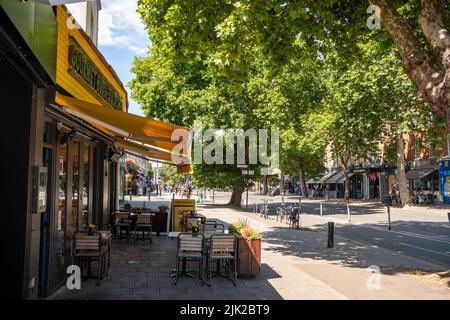 London - Juli 2022: Chiswick High Road Summer Scene, eine lange Straße mit attraktiven Geschäften in der High Street in einem aufstrebenden Viertel von West London Stockfoto