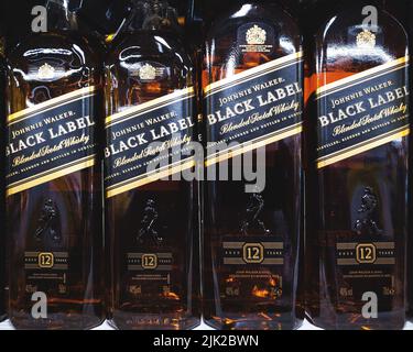 Der 12 Jahre alte Blended Scotch Whisky Johnie Walker (R) Black Label, Flaschen zum Verkauf Stockfoto