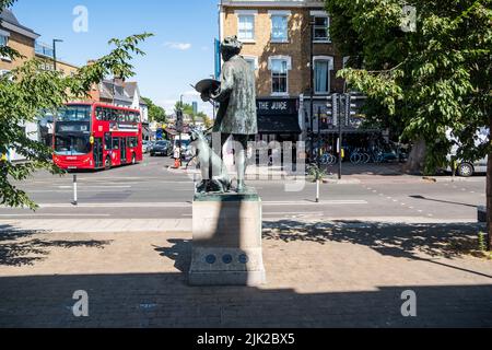 London - Juli 2022: Chiswick High Road Summer Scene, eine lange Straße mit attraktiven Geschäften in der High Street in einem aufstrebenden Viertel von West London Stockfoto