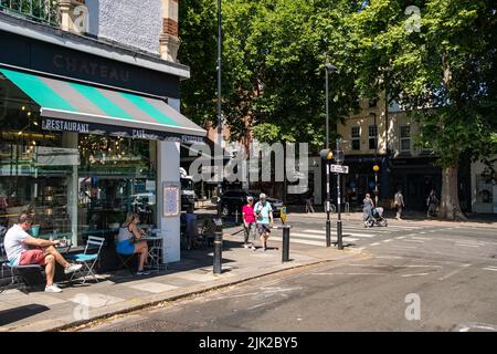 London - Juli 2022: Chiswick High Road Summer Scene, eine lange Straße mit attraktiven Geschäften in der High Street in einem aufstrebenden Viertel von West London Stockfoto