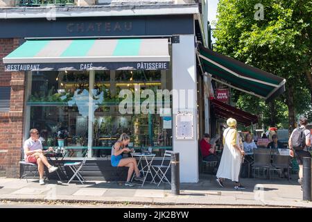 London - Juli 2022: Chiswick High Road Summer Scene, eine lange Straße mit attraktiven Geschäften in der High Street in einem aufstrebenden Viertel von West London Stockfoto