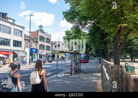 London - Juli 2022: Chiswick High Road Summer Scene, eine lange Straße mit attraktiven Geschäften in der High Street in einem aufstrebenden Viertel von West London Stockfoto