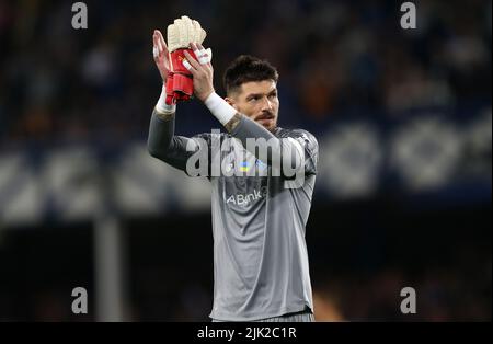 Ruslan Neshcheret, der Torwart von Dynamo Kiew, applaudiert der Menge während eines Freundschaftsspiel vor der Saison im Goodison Park, Liverpool. Bilddatum: Freitag, 29. Juli 2022. Stockfoto