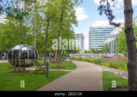 London - Juli 2022: LONDON - Chiswick Park in West London. Ein modernes Bürogebäude mit landschaftlich gestaltetem Gemeinschaftsraum Stockfoto