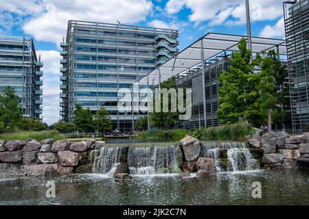 London - Juli 2022: LONDON - Chiswick Park in West London. Ein modernes Bürogebäude mit landschaftlich gestaltetem Gemeinschaftsraum Stockfoto