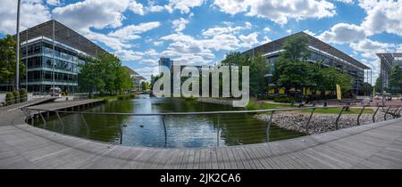 London - Juli 2022: LONDON - Chiswick Park in West London. Ein modernes Bürogebäude mit landschaftlich gestaltetem Gemeinschaftsraum Stockfoto