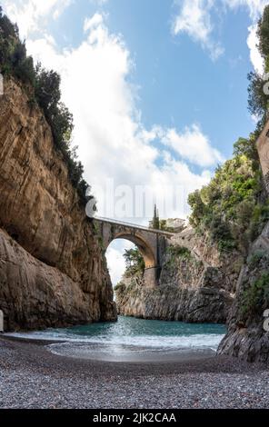 Malerische Bogenbrücke am Fjord of Fury, Amalfiküste Süditalien Stockfoto