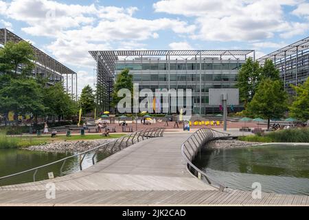 London - Juli 2022: LONDON - Chiswick Park in West London. Ein modernes Bürogebäude mit landschaftlich gestaltetem Gemeinschaftsraum Stockfoto