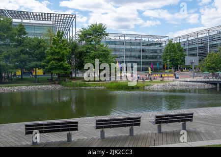 London - Juli 2022: LONDON - Chiswick Park in West London. Ein modernes Bürogebäude mit landschaftlich gestaltetem Gemeinschaftsraum Stockfoto