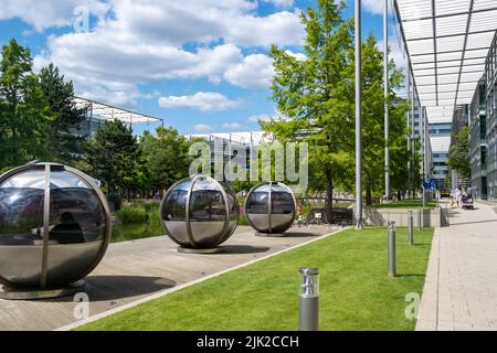 London - Juli 2022: LONDON - Chiswick Park in West London. Ein modernes Bürogebäude mit landschaftlich gestaltetem Gemeinschaftsraum Stockfoto