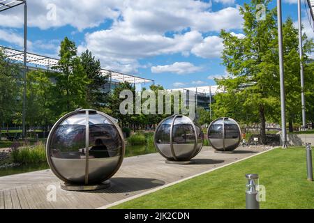 London - Juli 2022: LONDON - Chiswick Park in West London. Ein modernes Bürogebäude mit landschaftlich gestaltetem Gemeinschaftsraum Stockfoto