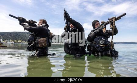 Mitglieder der U.S. Naval Special Warfare Task Unit Europe (NSWTU-E) und ein Mitglied der kroatischen Zapovjedništvo Specialjalnih Snaga (ZSS) führen am 15. April 2022 in Split, Kroatien, eine Übung über dem Strand (OTB) durch. Für die kroatische ZSS ist Joint Combined Exchange Training oder JCET mit Partnerländern keine Seltenheit. Die ZSS wurde 2000 als Spezialeinsatzbataillon gegründet und hat seitdem an mehreren Operationen teilgenommen, darunter auch an Stationen in Afghanistan als Teil der Internationalen Sicherheitsunterstützungstruppe (ISAF) der NATO. (USA Armeefoto von Sgt. Patrik Orcutt) Stockfoto