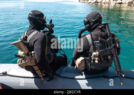 Mitglieder der U.S. Naval Special Warfare Task Unit Europe (NSWTU-E) bereiten sich darauf vor, zusammen mit der kroatischen Zapovjedništvo Specialjalnih Snaga (ZSS) eine Übung über dem Strand (OTB) in Split, Kroatien, am 14. April 2022 durchzuführen. Für die kroatische ZSS ist Joint Combined Exchange Training oder JCET mit Partnerländern keine Seltenheit. Die ZSS wurde 2000 als Spezialeinsatzbataillon gegründet und hat seitdem an mehreren Operationen teilgenommen, darunter auch an Stationen in Afghanistan als Teil der Internationalen Sicherheitsunterstützungstruppe (ISAF) der NATO. (USA Armeefoto von Sgt. Patrik Orcutt) Stockfoto